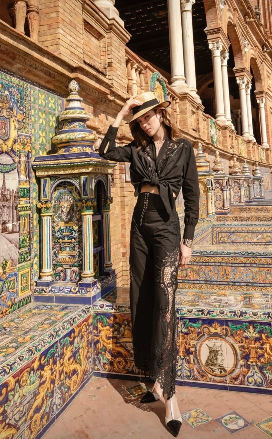 High waisted pants with embroidery