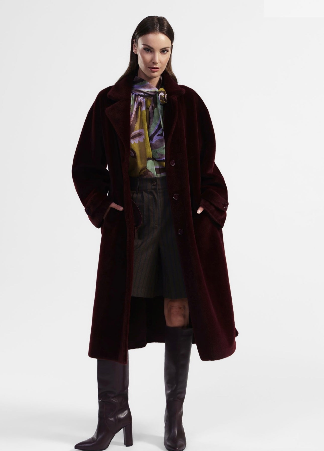 Long Bordeaux coat with buttons and belt