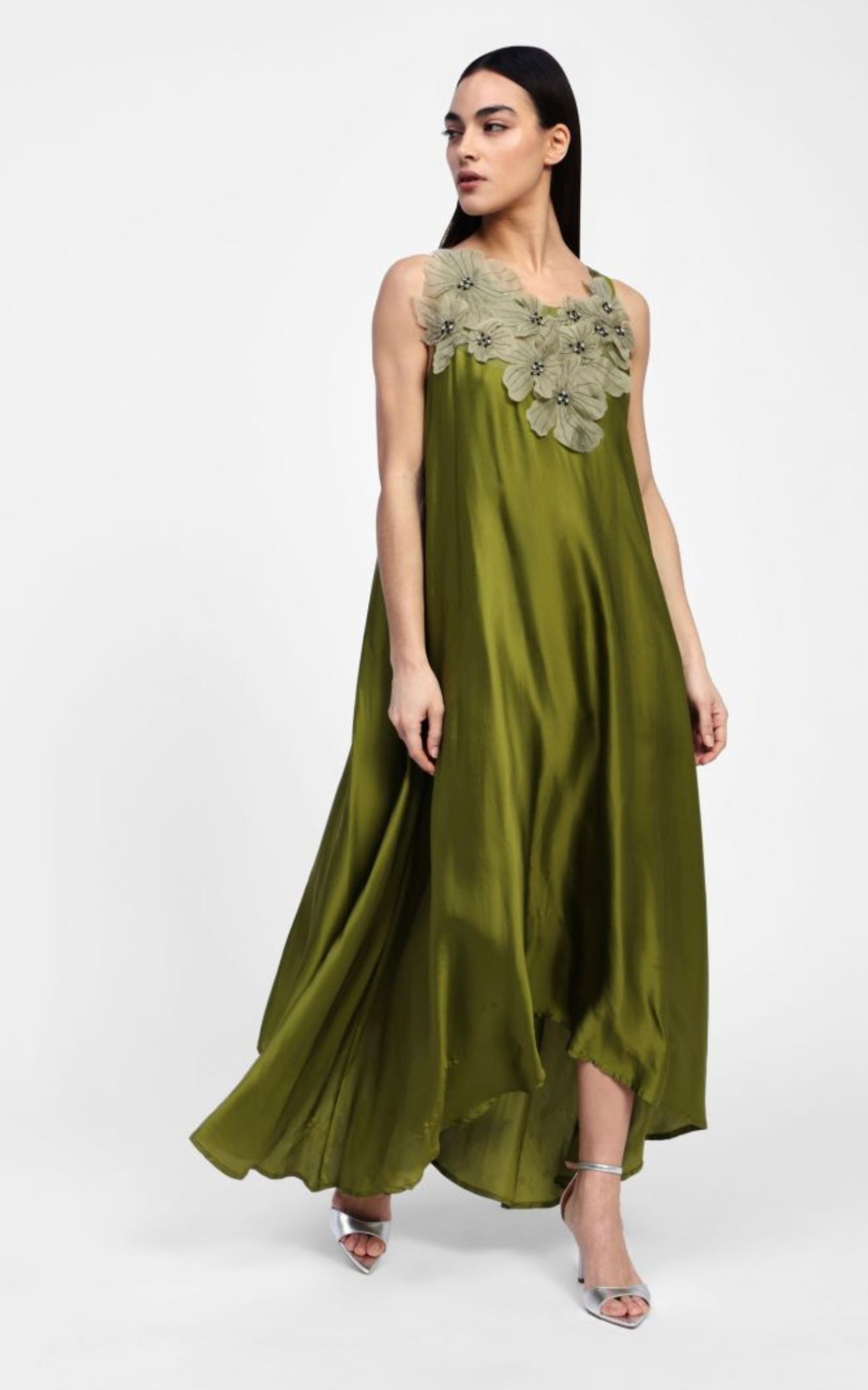 Flowing sleeveless dress with decorated neckline