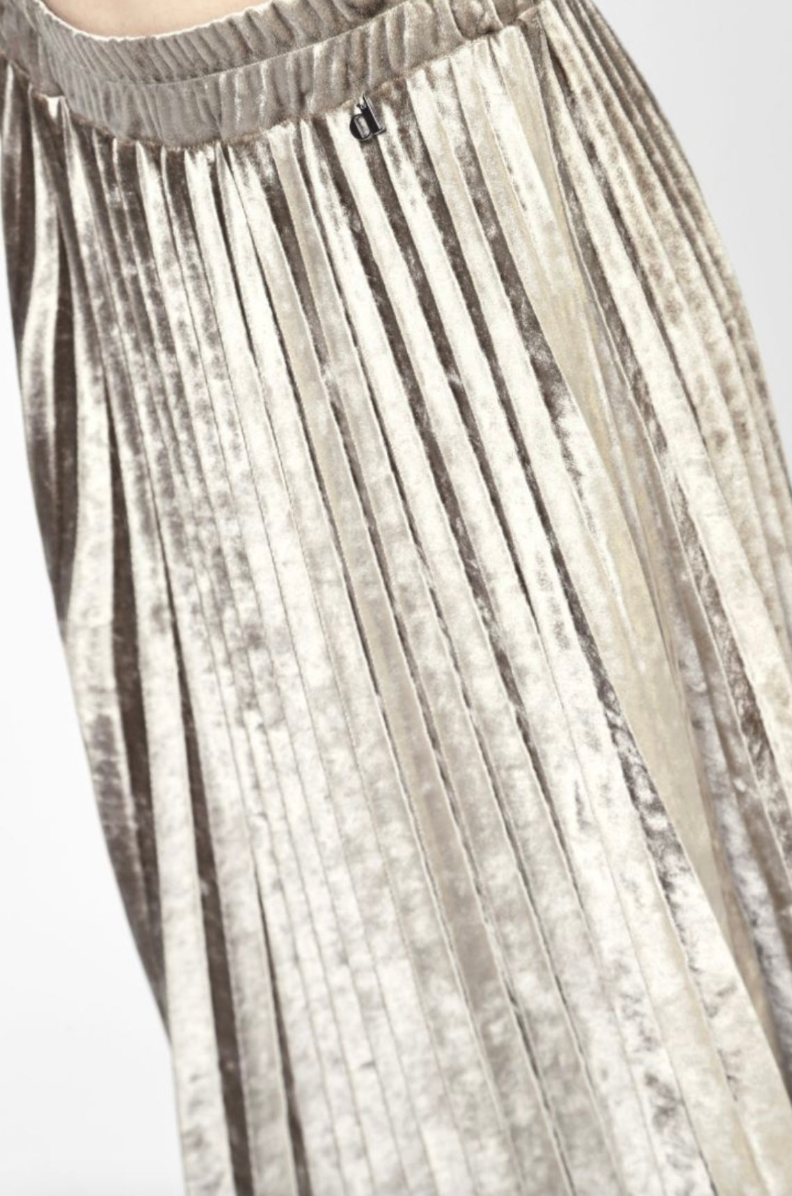 Mid-length pleated metallic skirt