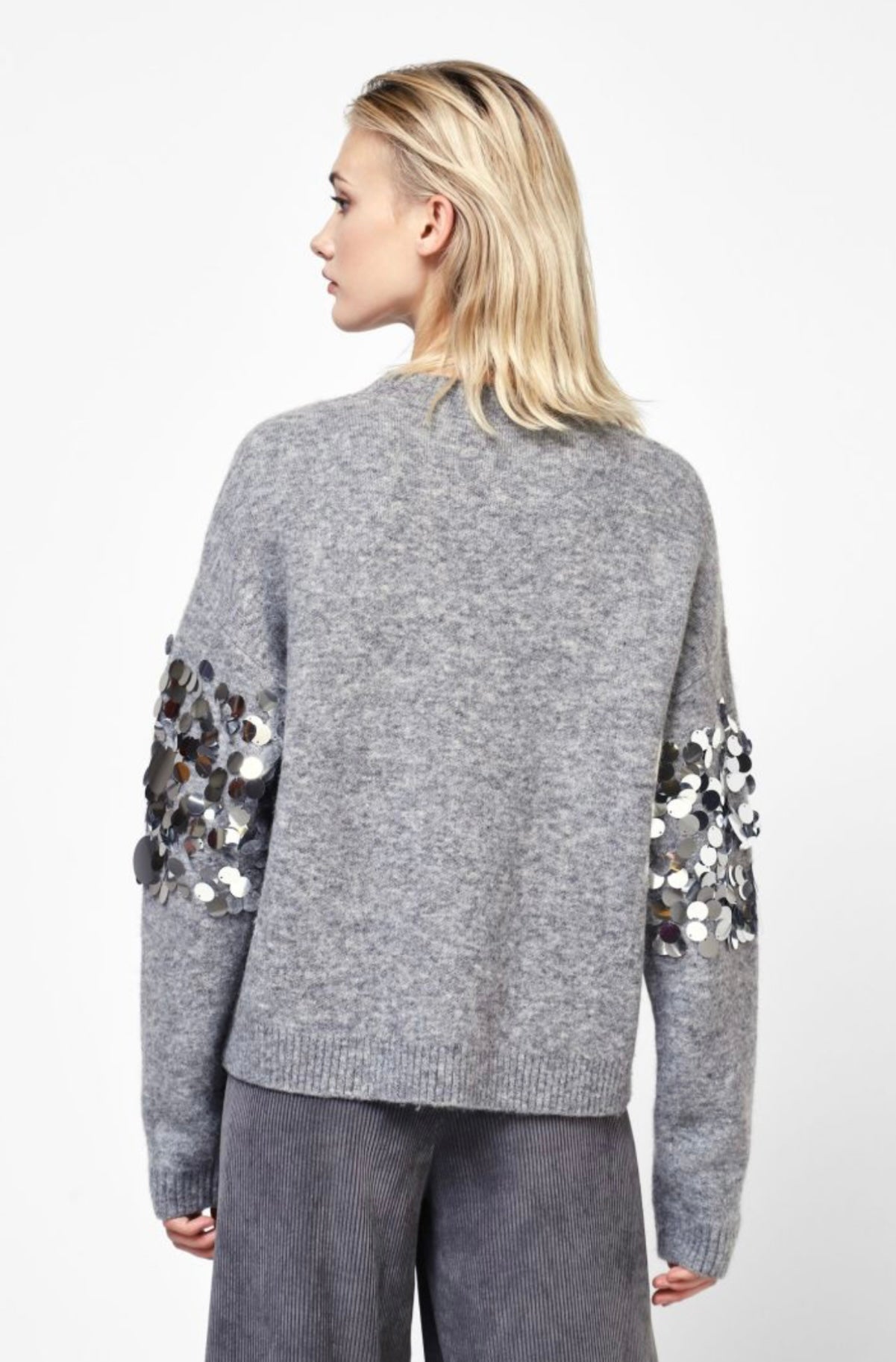 Round neck sweater with sequins