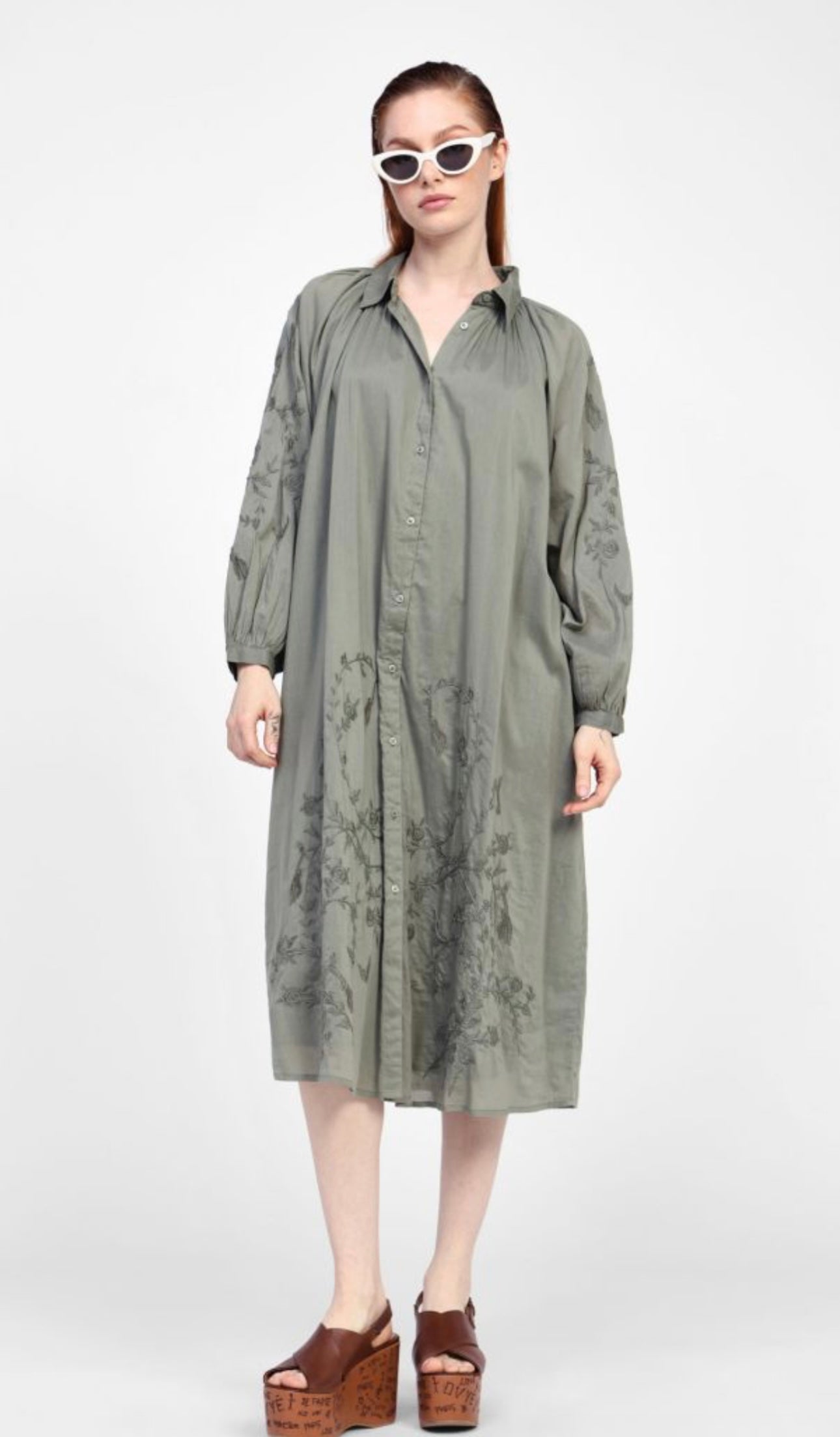 Shirt dress with long sleeves and collar