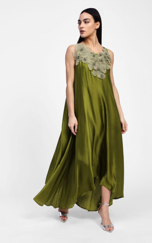 Flowing sleeveless dress with decorated neckline